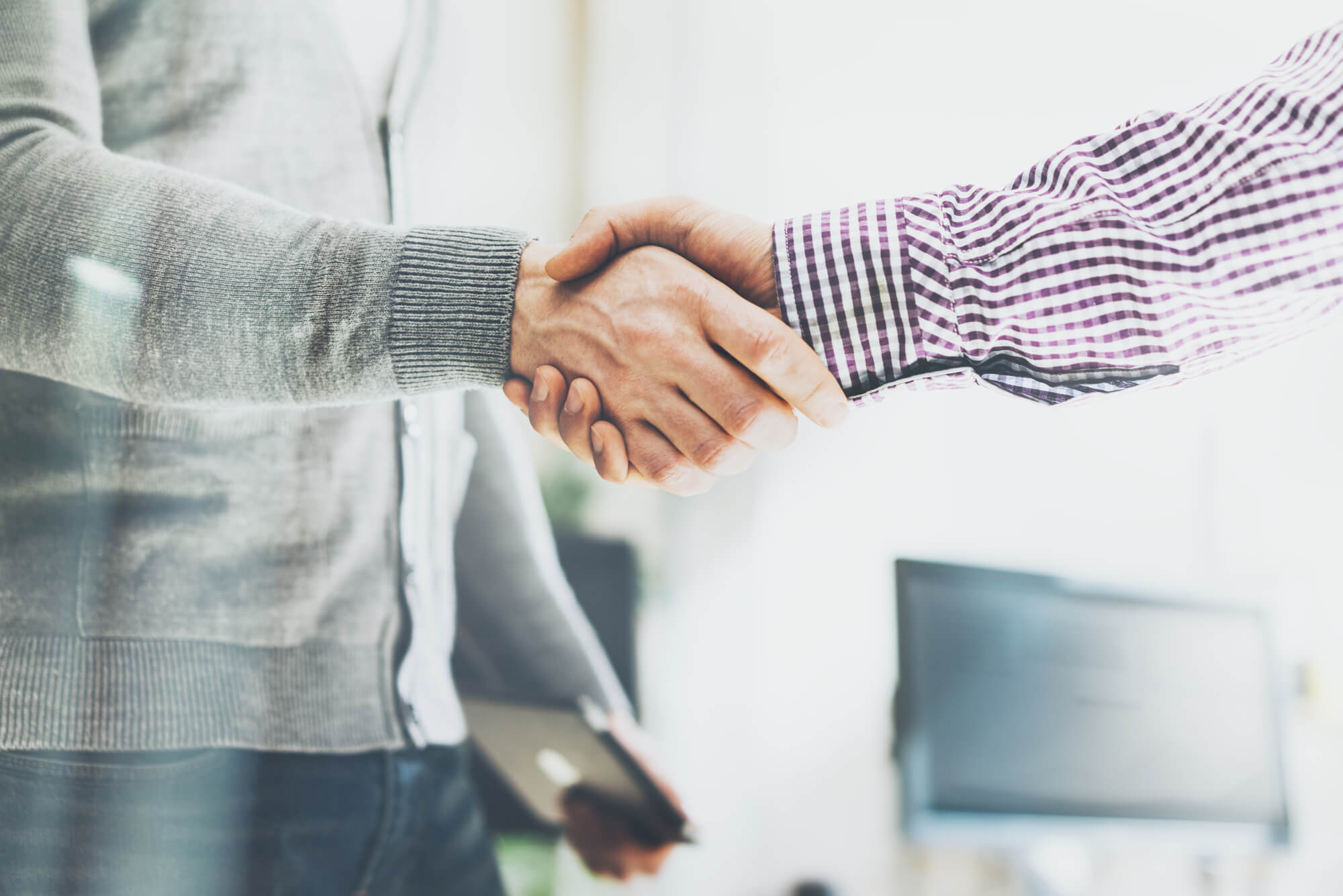shaking hands after purchasing a Home Based Franchise